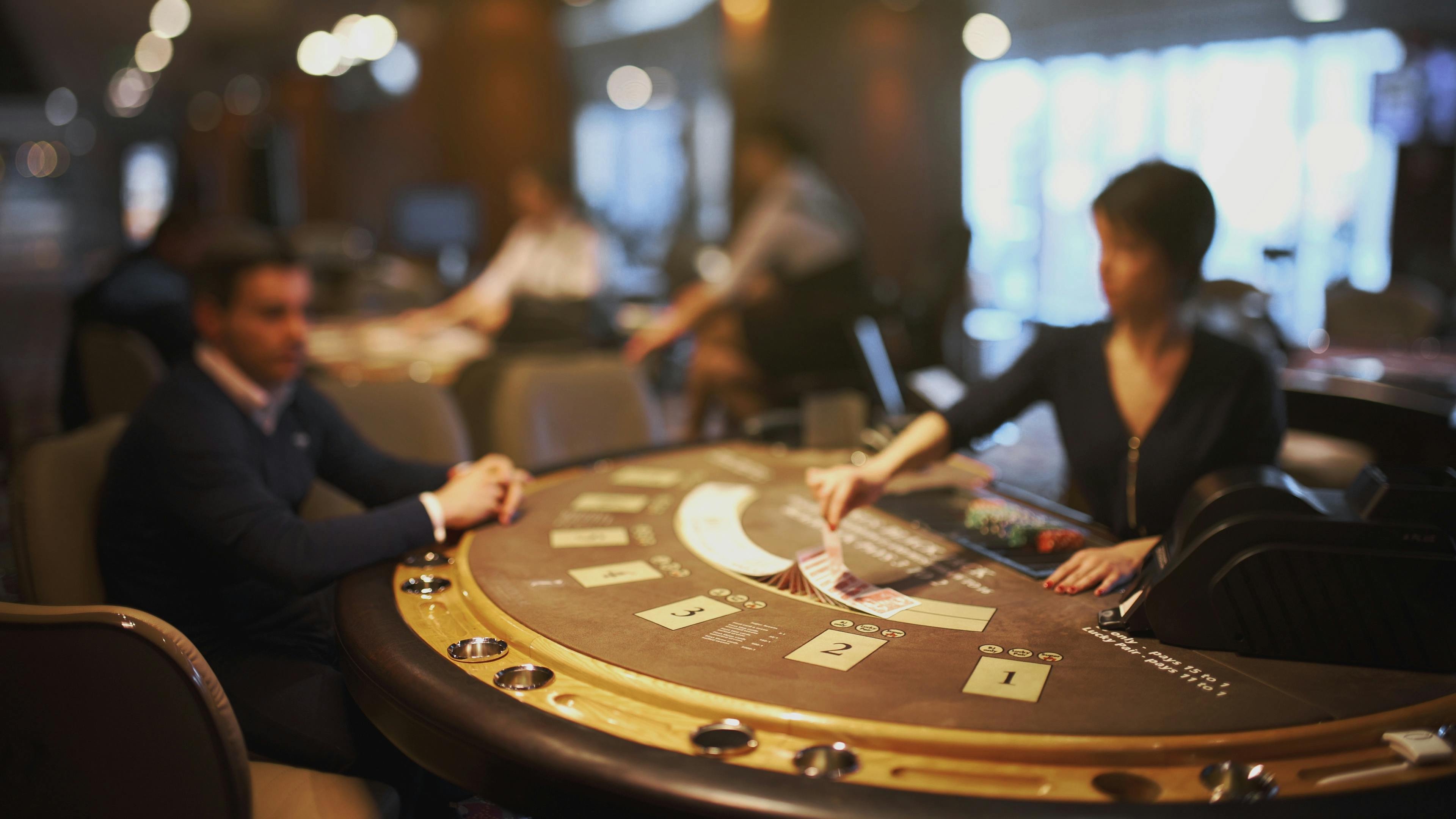 bet 5000 platform interface showcasing slot games and live dealer tables